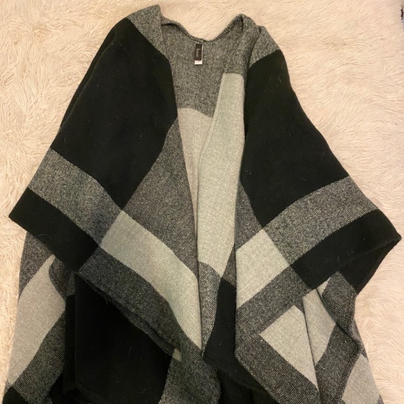 🦋 Black & Grey Cape - Picture 1 of 4